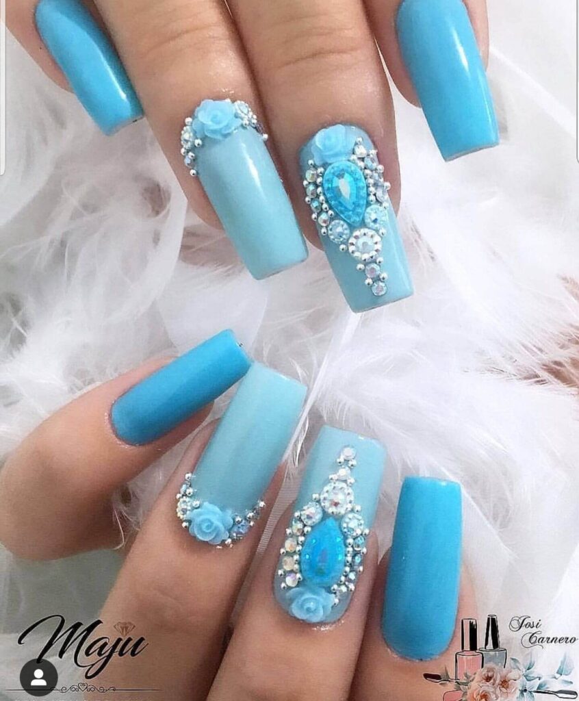 Unhas azul claro com muitas pedras