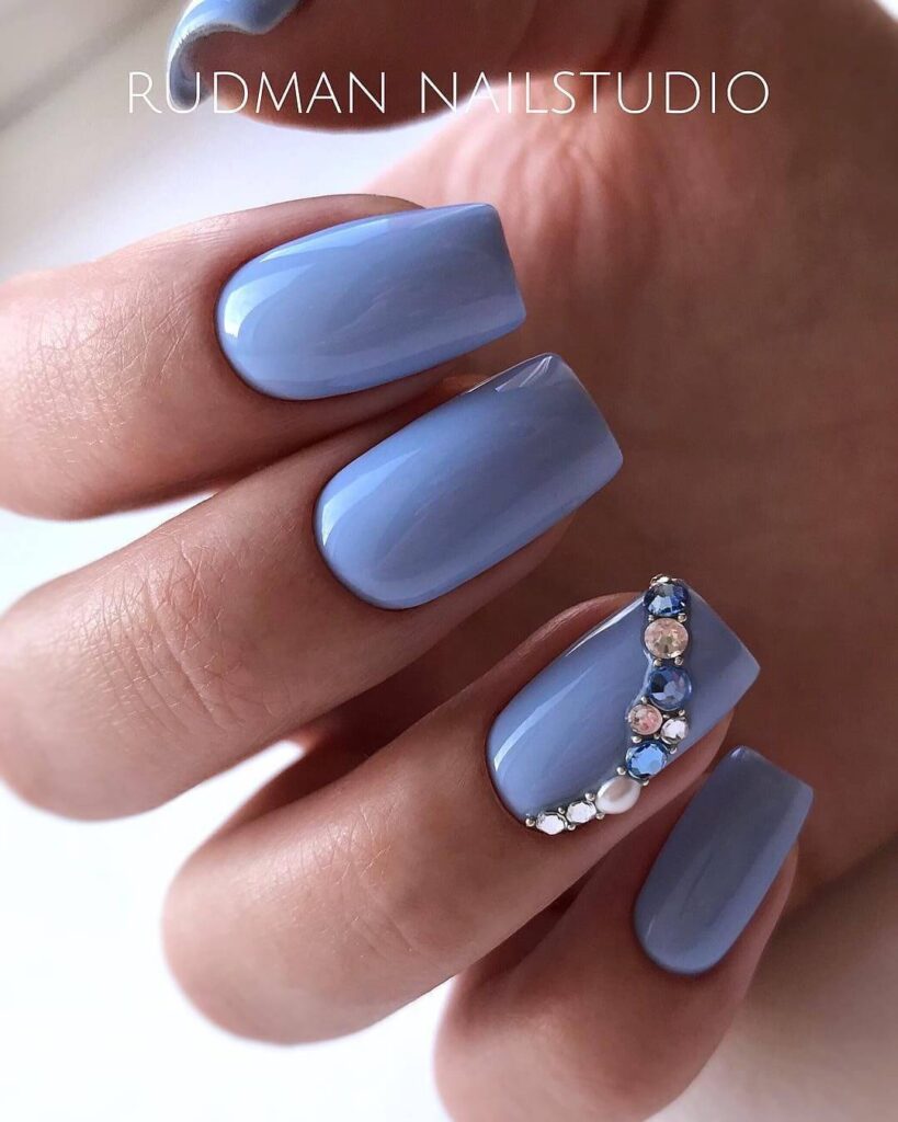 Unhas azul claro com pedras