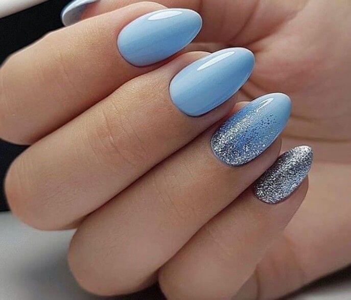 Unhas azul claro em degrade de glitter