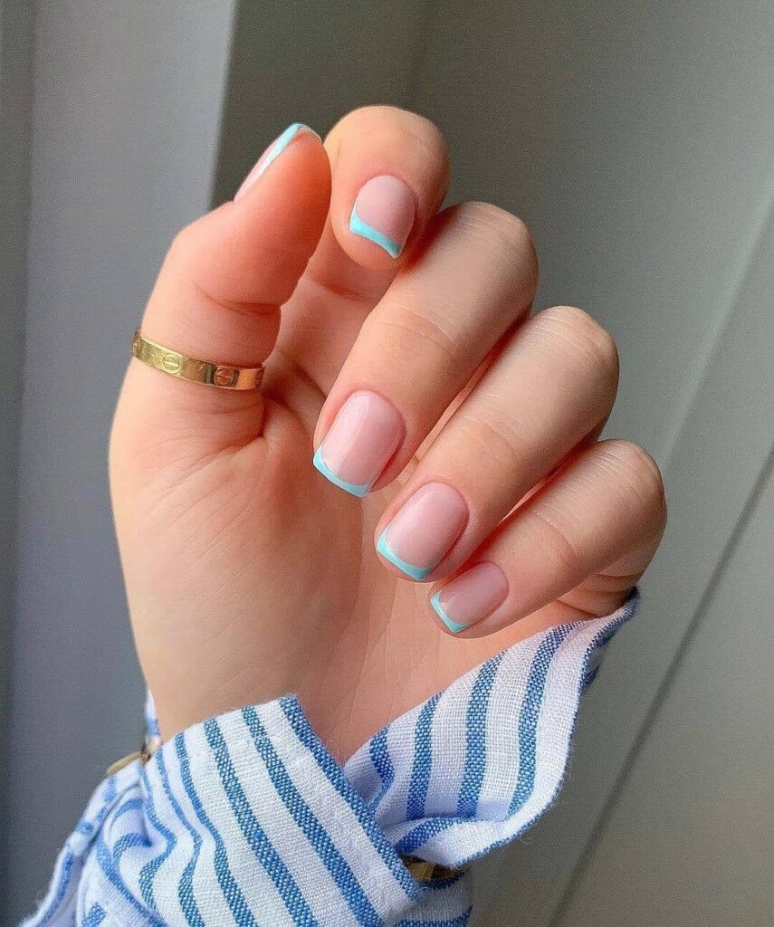 Unhas com francesinha azul claro