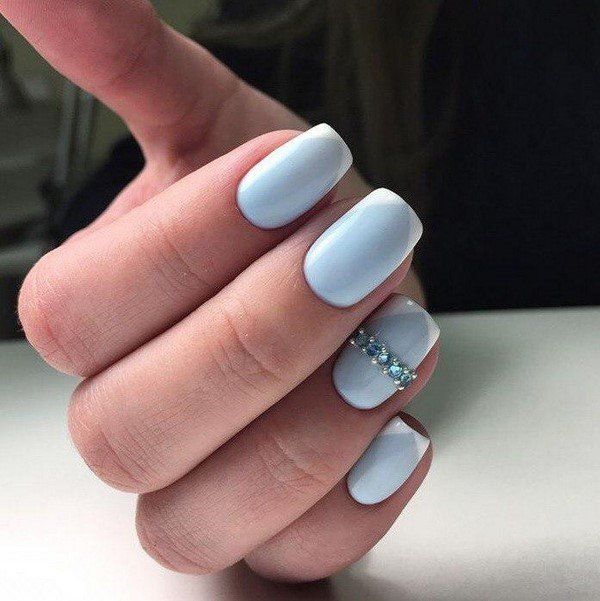 Unhas decoradas azul claro com pedras