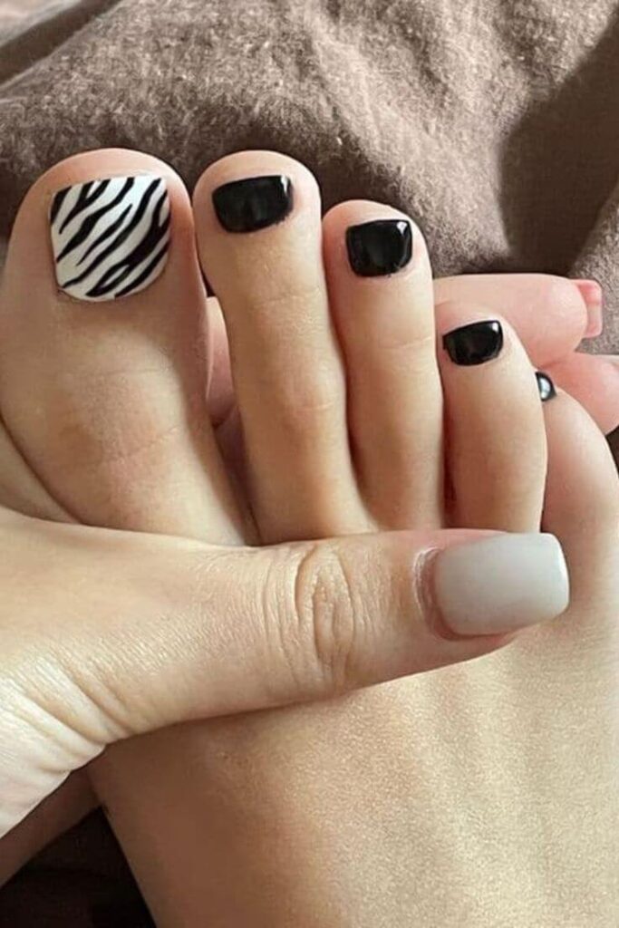 Unhas dos pés com decoração animal print zebra