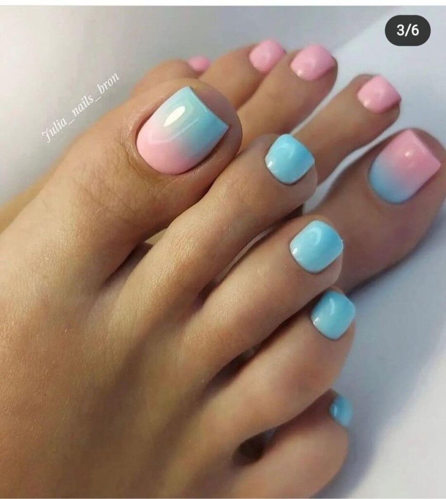 Unhas dos pés decoradas com degradê azul e rosa