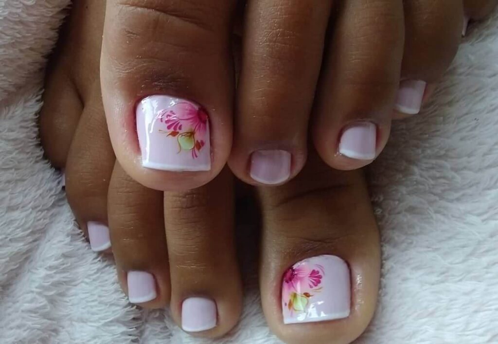 Unhas dos pés decoradas com flores