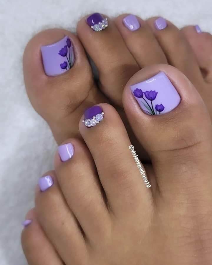 Unhas dos pés lilás com flores