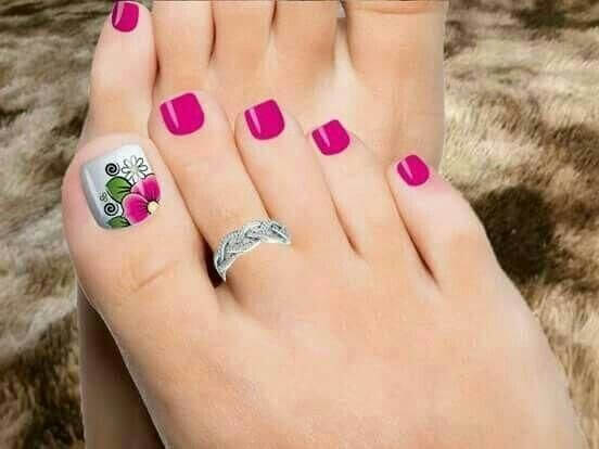 Unhas dos pés rosa com flores