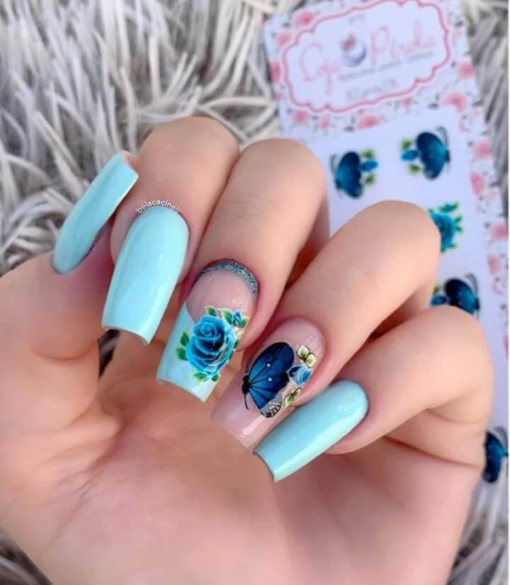 Unhas esmalte azul claro com adesivo