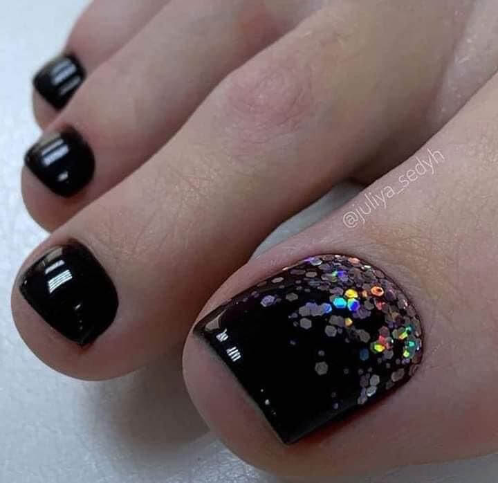 Unhas pretas dos pés com glitter